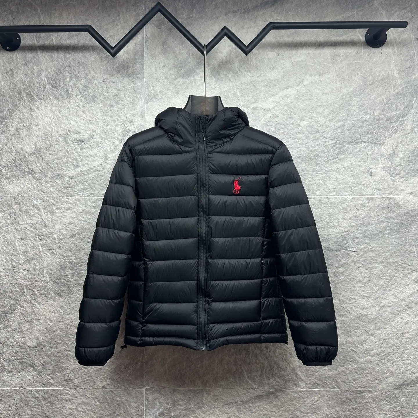 P430 Ralph Lauren 2025 new embroidered logo couple's cotton jacket (removable hood) 🍃High version top quality🍃 💯Using polyester fiber composite custom fabric, excellent breathability, original custom hardware molding, original custom lining all inside, non-pilling, wear-resistant, comfortable and soft, highly wrinkle-resistant, a couple's cotton jacket, original main wheat washed tag packaging👍 Size: M-3XL Color: black